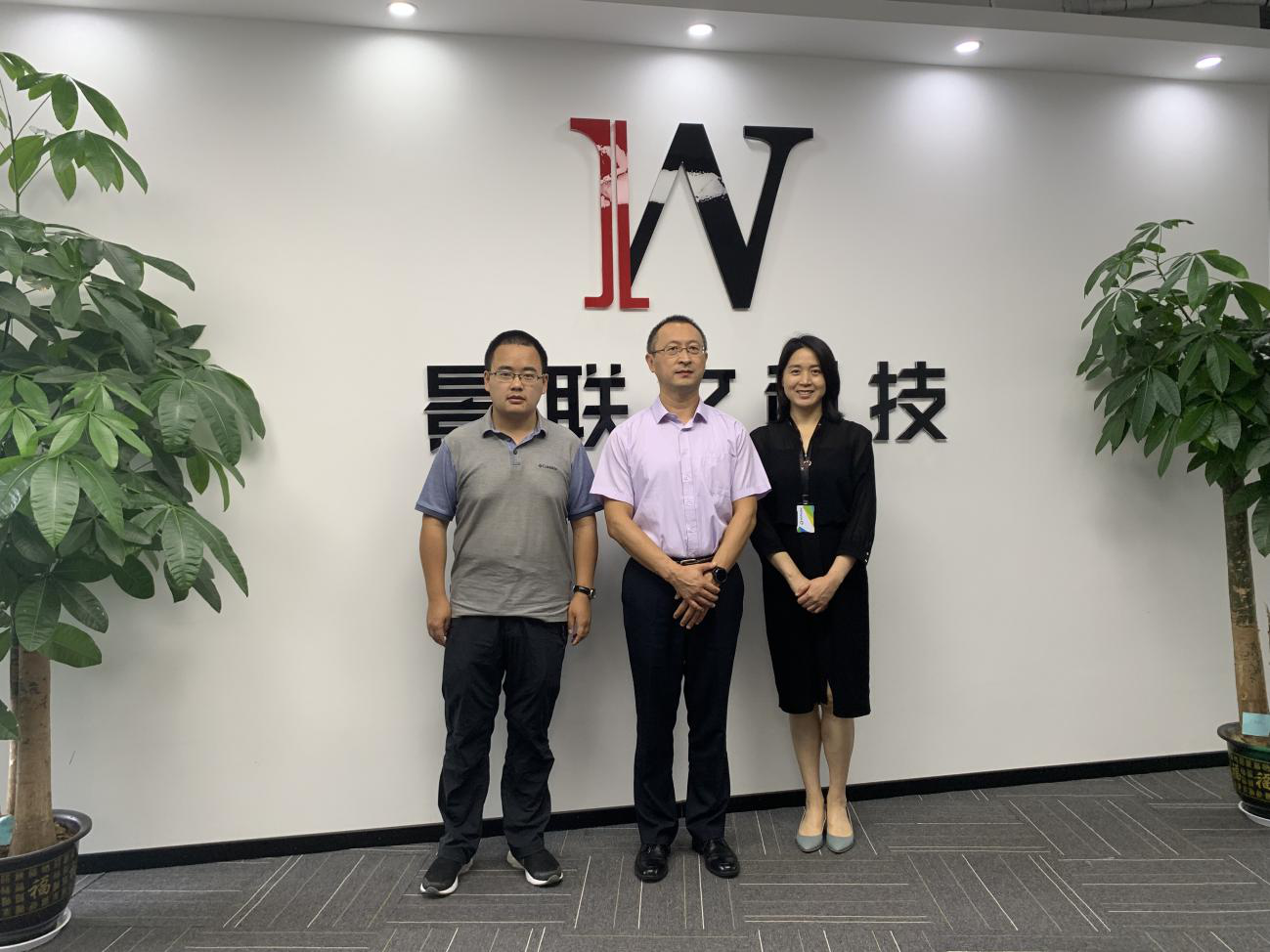 工信部电子标准院代表携手欧陆注册科技推进数据生产标准化
